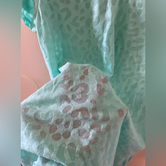 ✨NWT Women’s LuLaRoe Cheetah Print Short Sleeve Shirt Size S - Picture 6 of 8